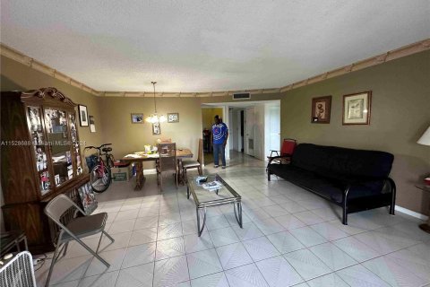 Condominio en venta en Lauderhill, Florida, 1 dormitorio, 86.21 m2 № 1006832 - foto 4