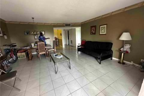 Condominio en venta en Lauderhill, Florida, 1 dormitorio, 86.21 m2 № 1006832 - foto 3