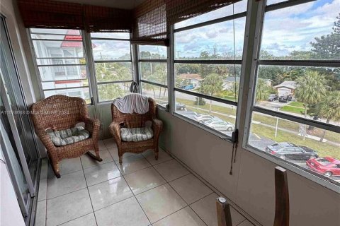 Condominio en venta en Lauderhill, Florida, 1 dormitorio, 86.21 m2 № 1006832 - foto 11