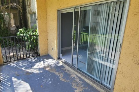 Condo in Lauderhill, Florida, 2 bedrooms  № 654640 - photo 1