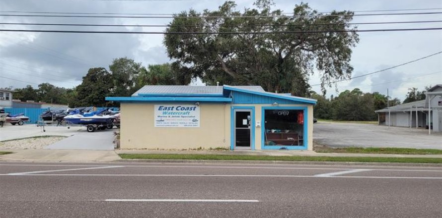 Commercial property in Edgewater, Florida № 319889