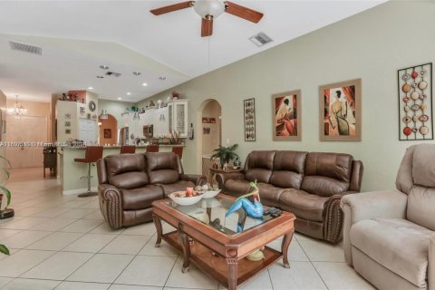 Casa en venta en Cutler Bay, Florida, 3 dormitorios, 191.56 m2 № 1228216 - foto 9