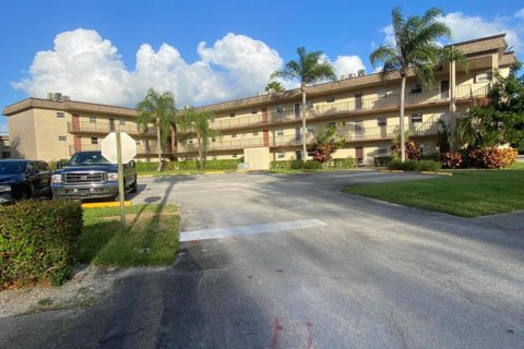 Condominio en venta en Palm Springs, Florida, 1 dormitorio, 67.73 m2 № 510562 - foto 3
