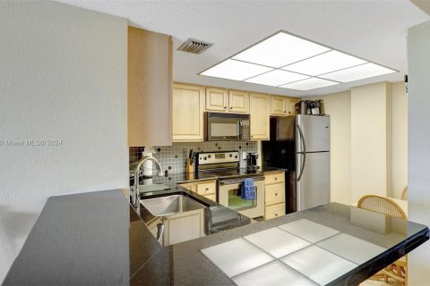 Condo in Lauderhill, Florida, 2 bedrooms  № 1177630 - photo 12