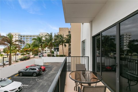 Condo in Hollywood, Florida, 2 bedrooms  № 1354505 - photo 22