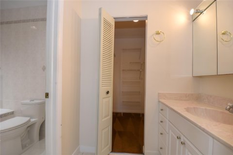 Condo in Tamarac, Florida, 3 bedrooms  № 1224682 - photo 28