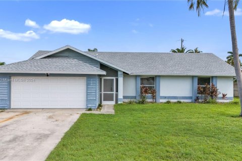 House in Cape Coral, Florida 3 bedrooms, 145.95 sq.m. № 1375418 - photo 1