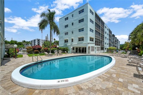 Condominio en venta en Hallandale Beach, Florida, 1 dormitorio, 67.82 m2 № 1091612 - foto 24