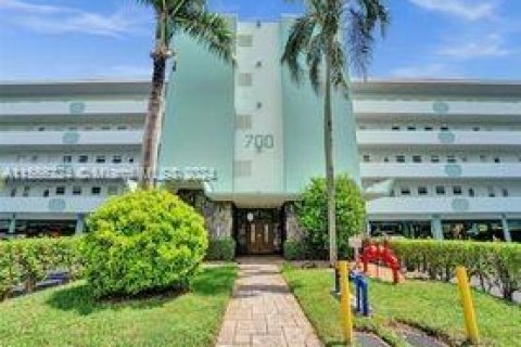 Condo in Hallandale Beach, Florida, 1 bedroom  № 1091612 - photo 2