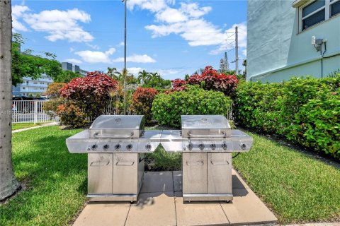 Condo in Hallandale Beach, Florida, 1 bedroom  № 1091612 - photo 25