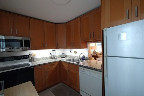 Condo in Hallandale Beach, Florida, 1 bedroom  № 1091612 - photo 6