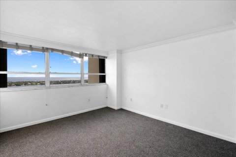 Condo in West Palm Beach, Florida, 2 bedrooms  № 941262 - photo 21