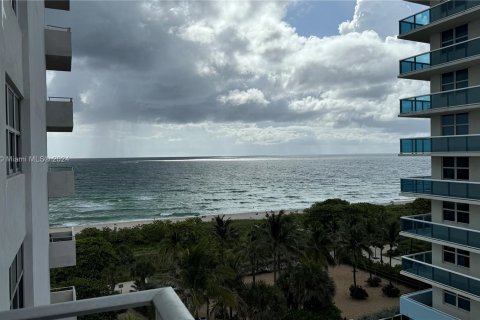 Condominio en alquiler en Surfside, Florida, 1 dormitorio, 85.28 m2 № 1356777 - foto 1