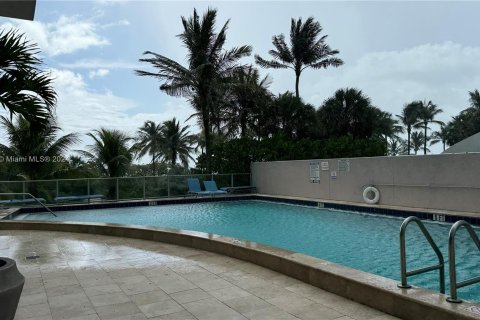 Condominio en alquiler en Surfside, Florida, 1 dormitorio, 85.28 m2 № 1356777 - foto 10