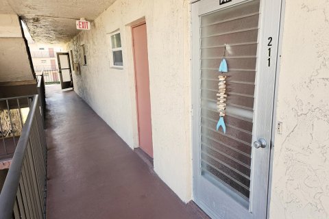 Condo in Palm Springs, Florida, 1 bedroom  № 1139361 - photo 2