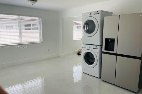 House in Miami, Florida 3 bedrooms, 258.92 sq.m. № 1385843 - photo 6