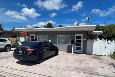 Commercial property in Miami, Florida 217.39 sq.m. № 1385841 - photo 1