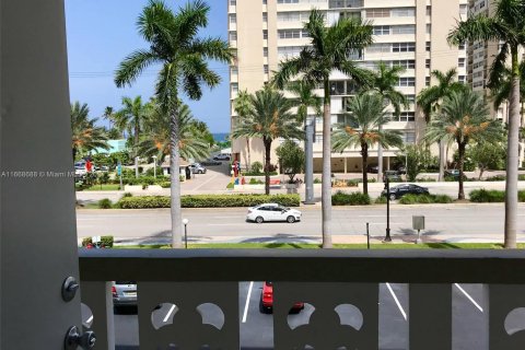 Condominio en alquiler en Hallandale Beach, Florida, 1 dormitorio, 69.58 m2 № 1385875 - foto 2