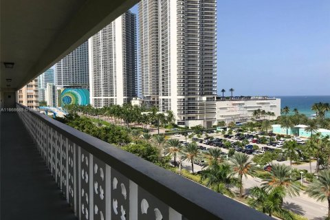 Condominio en alquiler en Hallandale Beach, Florida, 1 dormitorio, 69.58 m2 № 1385875 - foto 3