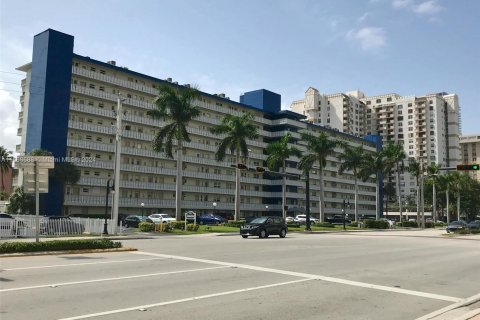 Condominio en alquiler en Hallandale Beach, Florida, 1 dormitorio, 69.58 m2 № 1385875 - foto 18