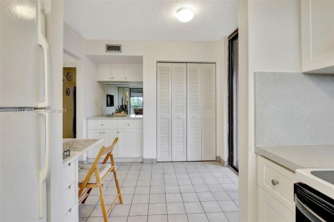 Condo in Pembroke Pines, Florida, 2 bedrooms  № 1345155 - photo 18