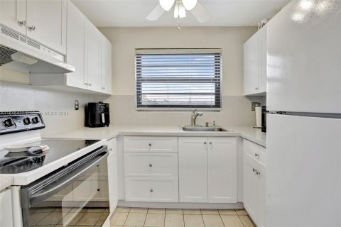 Condo in Pembroke Pines, Florida, 2 bedrooms  № 1345155 - photo 2