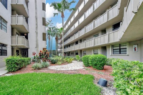 Condo in Pembroke Pines, Florida, 2 bedrooms  № 1345155 - photo 10