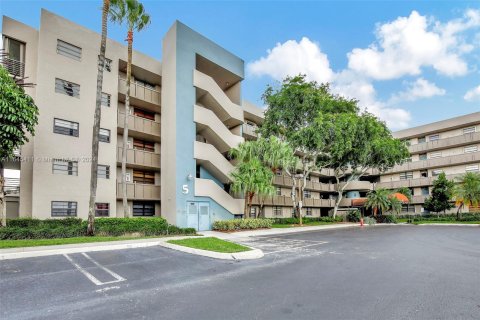 Condo in Pembroke Pines, Florida, 2 bedrooms  № 1345155 - photo 1