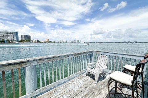 House in Miami Beach, Florida 1 bedroom, 69.68 sq.m. № 1345117 - photo 2