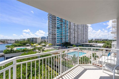 Condo in Aventura, Florida, 1 bedroom  № 1378875 - photo 3