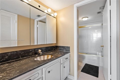 Condo in Aventura, Florida, 1 bedroom  № 1378875 - photo 16