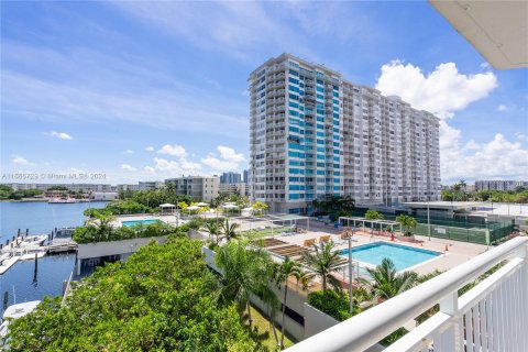 Condominio en venta en Aventura, Florida, 1 dormitorio, 93.37 m2 № 1378875 - foto 2