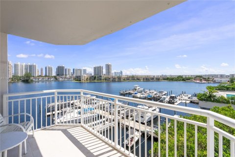 Condominio en venta en Aventura, Florida, 1 dormitorio, 93.37 m2 № 1378875 - foto 1