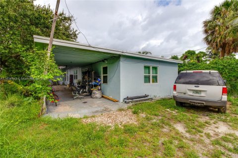 House in Lake Worth, Florida 4 bedrooms, 150.5 sq.m. № 1315921 - photo 17