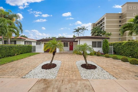 Villa ou maison à vendre à Coral Gables, Floride: 3 chambres, 129.88 m2 № 1320612 - photo 1