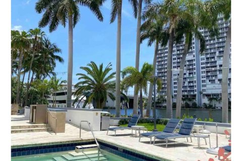 Condo in Fort Lauderdale, Florida, 1 bedroom  № 963639 - photo 20