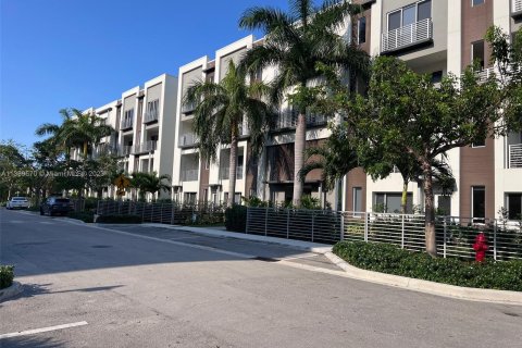 Condo in Fort Lauderdale, Florida, 3 bedrooms in GALLERIA VILLAGES  № 505536 - photo 15