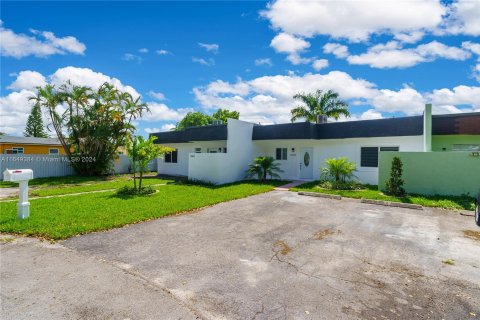 Villa ou maison à vendre à Miami Gardens, Floride: 2 chambres, 111.48 m2 № 1332321 - photo 1