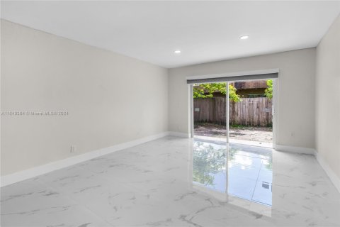 Villa ou maison à vendre à Miami Gardens, Floride: 2 chambres, 111.48 m2 № 1332321 - photo 4