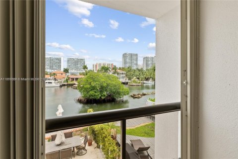 Townhouse in Sunny Isles Beach, Florida 3 bedrooms, 220.18 sq.m. № 1332769 - photo 19