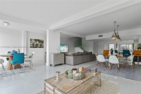 Adosado en venta en Sunny Isles Beach, Florida, 3 dormitorios, 220.18 m2 № 1332769 - foto 2