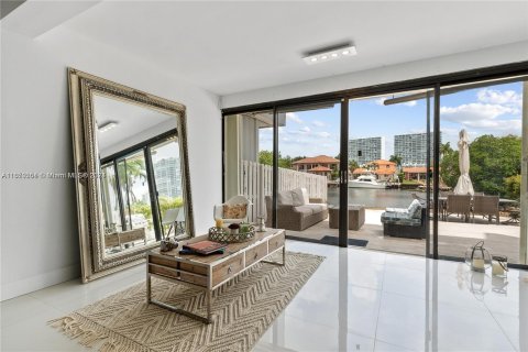 Adosado en venta en Sunny Isles Beach, Florida, 3 dormitorios, 220.18 m2 № 1332769 - foto 7