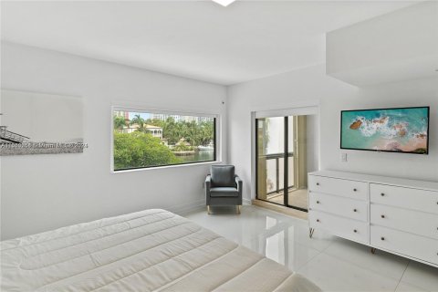 Townhouse in Sunny Isles Beach, Florida 3 bedrooms, 220.18 sq.m. № 1332769 - photo 17