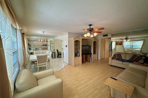 Condo in Pembroke Pines, Florida, 2 bedrooms  № 1329504 - photo 1