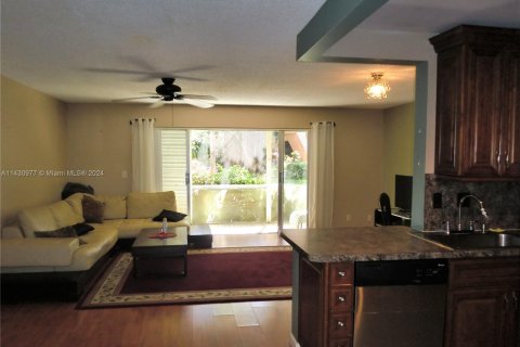 Condominio en venta en Hallandale Beach, Florida, 2 dormitorios, 95.41 m2 № 1227080 - foto 1