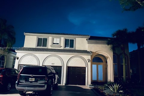 House in Miramar, Florida 3 bedrooms, 342.9 sq.m. № 1000508 - photo 1