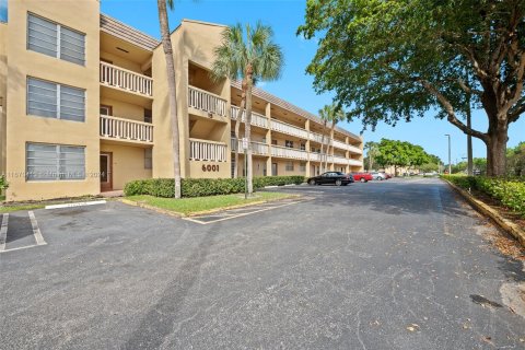 Copropriété à vendre à Tamarac, Floride: 2 chambres, 99.41 m2 № 1405998 - photo 1