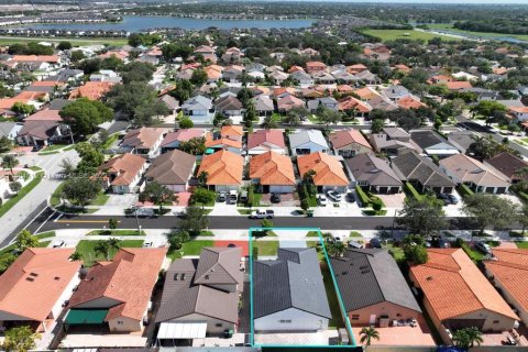 Villa ou maison à vendre à Miami Lakes, Floride: 4 chambres, 176.61 m2 № 556038 - photo 30