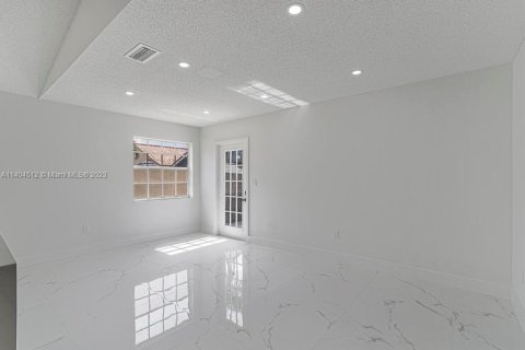 Villa ou maison à vendre à Miami Lakes, Floride: 4 chambres, 176.61 m2 № 556038 - photo 9