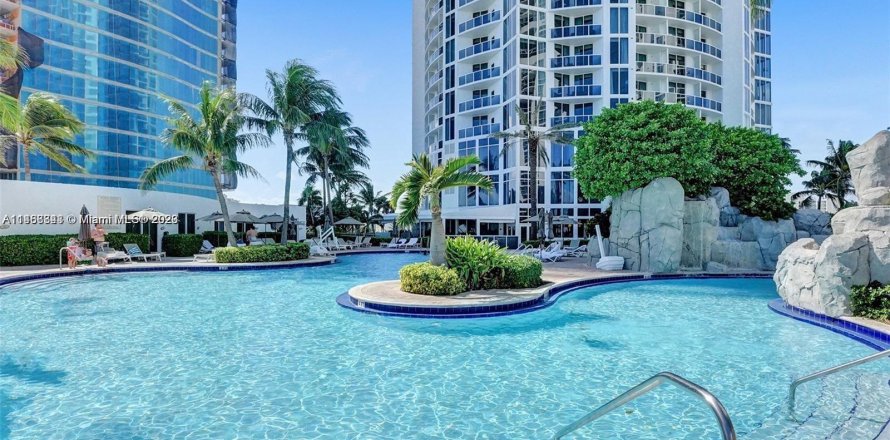 Studio in the Condo in Sunny Isles Beach, Florida  № 839150